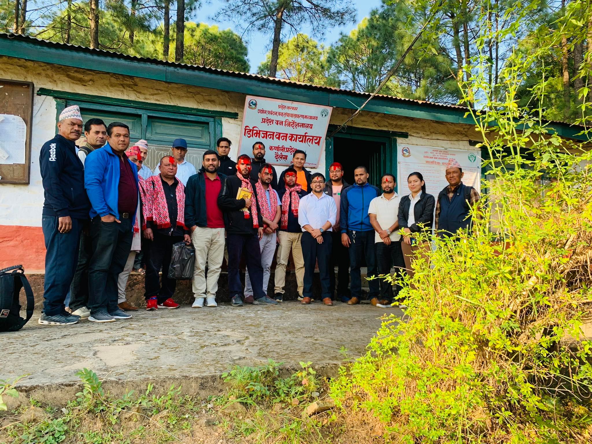 सेवा निवृत्त तथा सरुवा भइ जान लाग्नुभएका कर्मचारीहरुको विदाई।