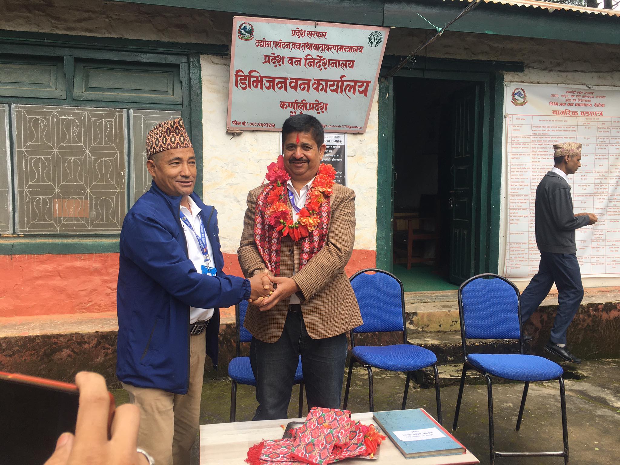 नयाँ डिभिजनल वन अधिकृत ज्यूलाई स्वागत गर्दै निमित्त डिभिजनल वन अधिकृत ज्यू।